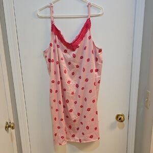 Torrid 2x Pink Lip Print Nightgown with Lace Trim